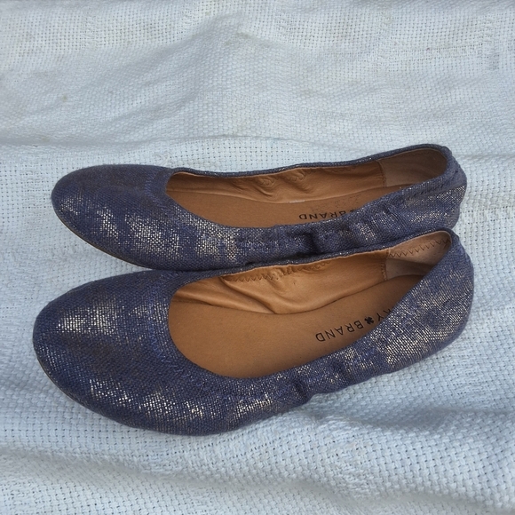 Lucky Brand Silver sheen flats 6 - Picture 1 of 7